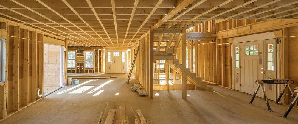 Foto de casa em construção a seco com estruturas leves de madeira.