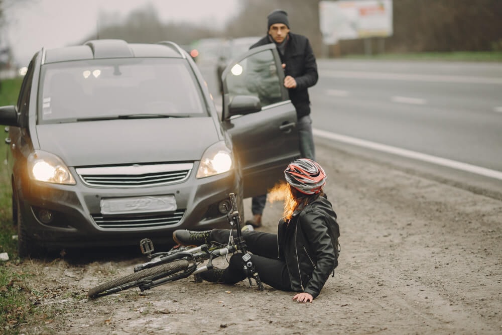 Freepik.com, @prostooleh | Wypadek komunikacyjny, auto uderzyło w rowerzystę. 