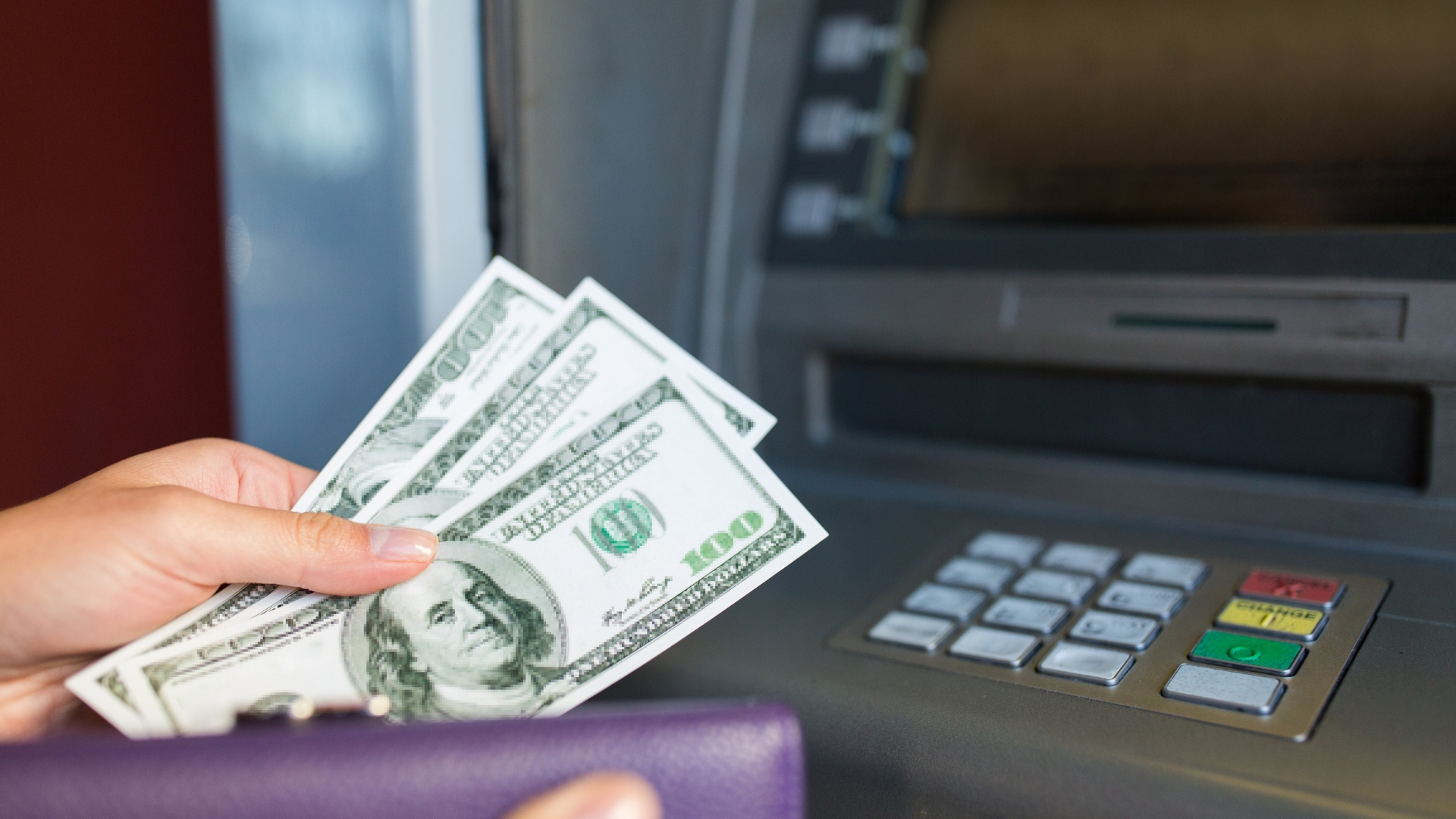 Ta ut pengar i bankomat