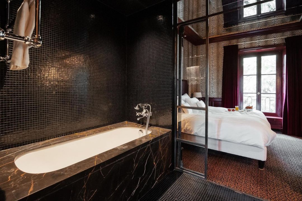montmartre hotel with fitness room in paris 