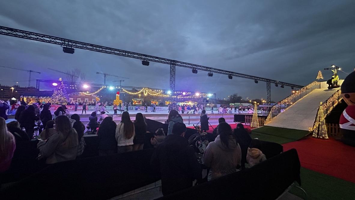 Openlucht mobiele NAPAPIRI ijsbaan met een bijhorende glijbaan.