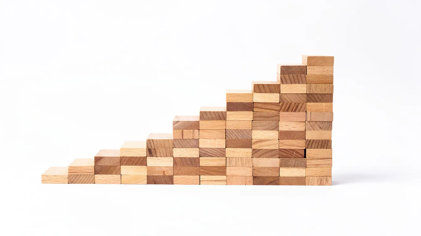 Das Bild zeigt ineinandergreifende Holzbauklötze, die auf einem reinen weißen Hintergrund in aufsteigender Reihenfolge angeordnet sind und damit strategisches Bauen und Ausrichtung symbolisieren. Diese visuelle Darstellung verdeutlicht den Zweck und die Mission einer Marke und unterstreicht die Bedeutung einer klar definierten Markenidentität für die Förderung von Kundentreue und Kundenbindung.