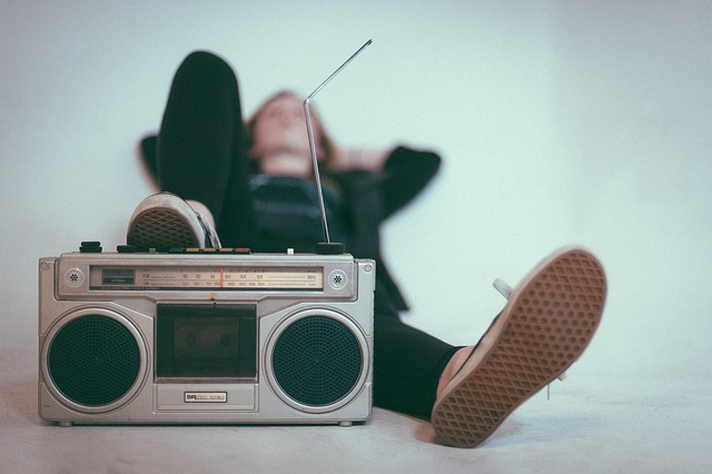 Mujer acostada con una radio