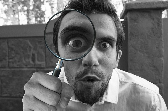 come indicizzare un sito wordpress, lente di ingrandimento, uomo