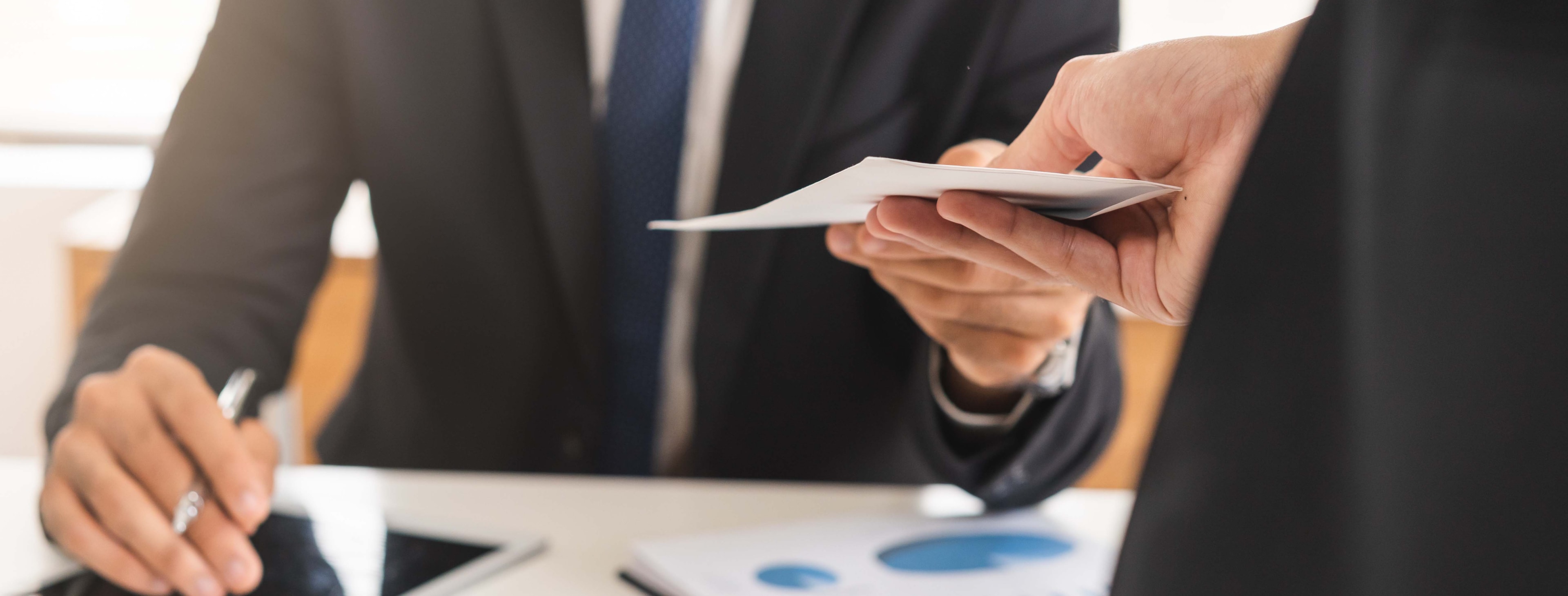 ¿Qué compensación se puede obtener si me lesiono en el trabajo?