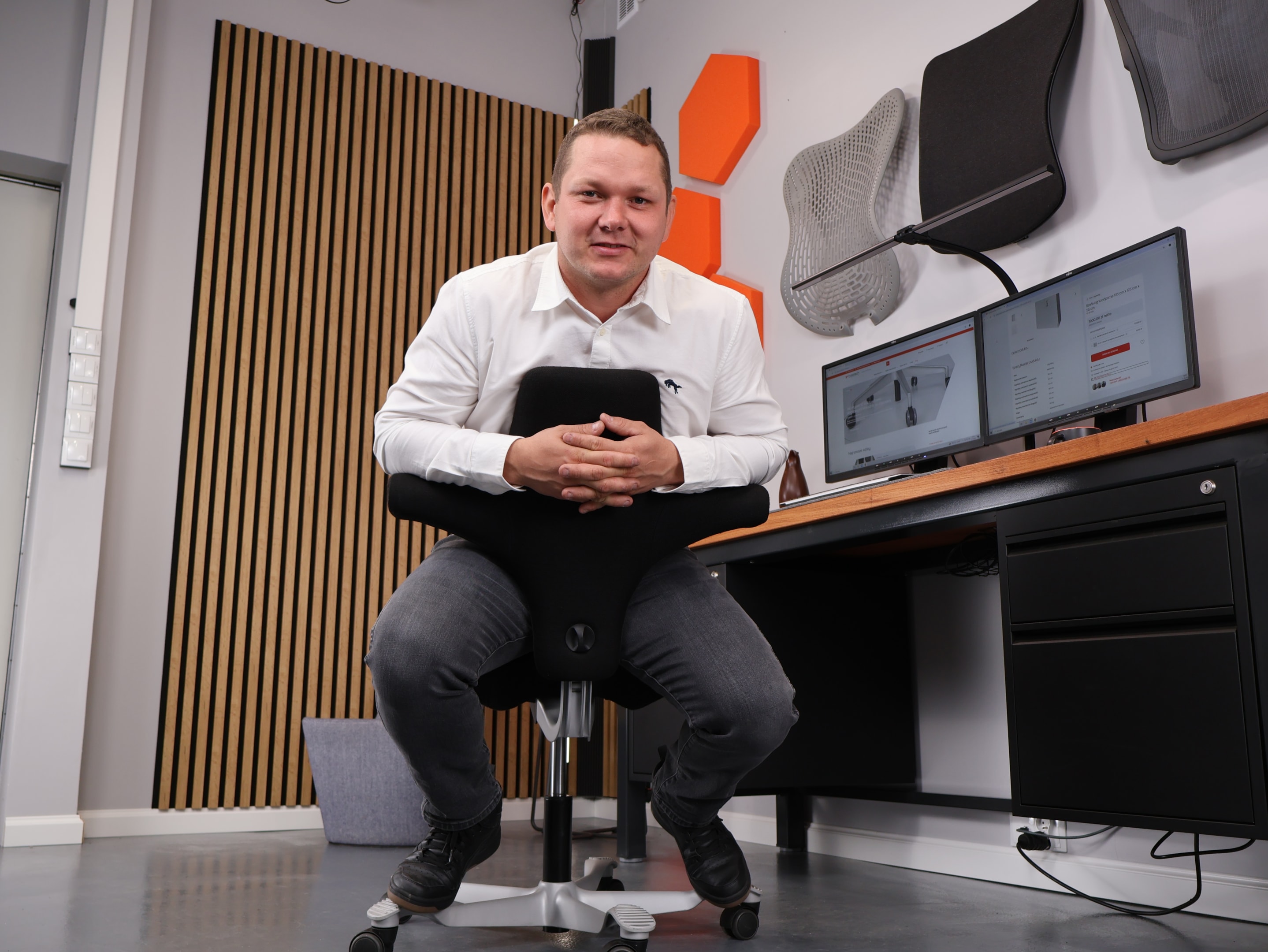 Ergonomia na grzbiecie? Recenzja Hag Capisco 1 Możliwość siedzenia w pozycji "odwróconej" na Hag Capisco. Źródło: Brastech