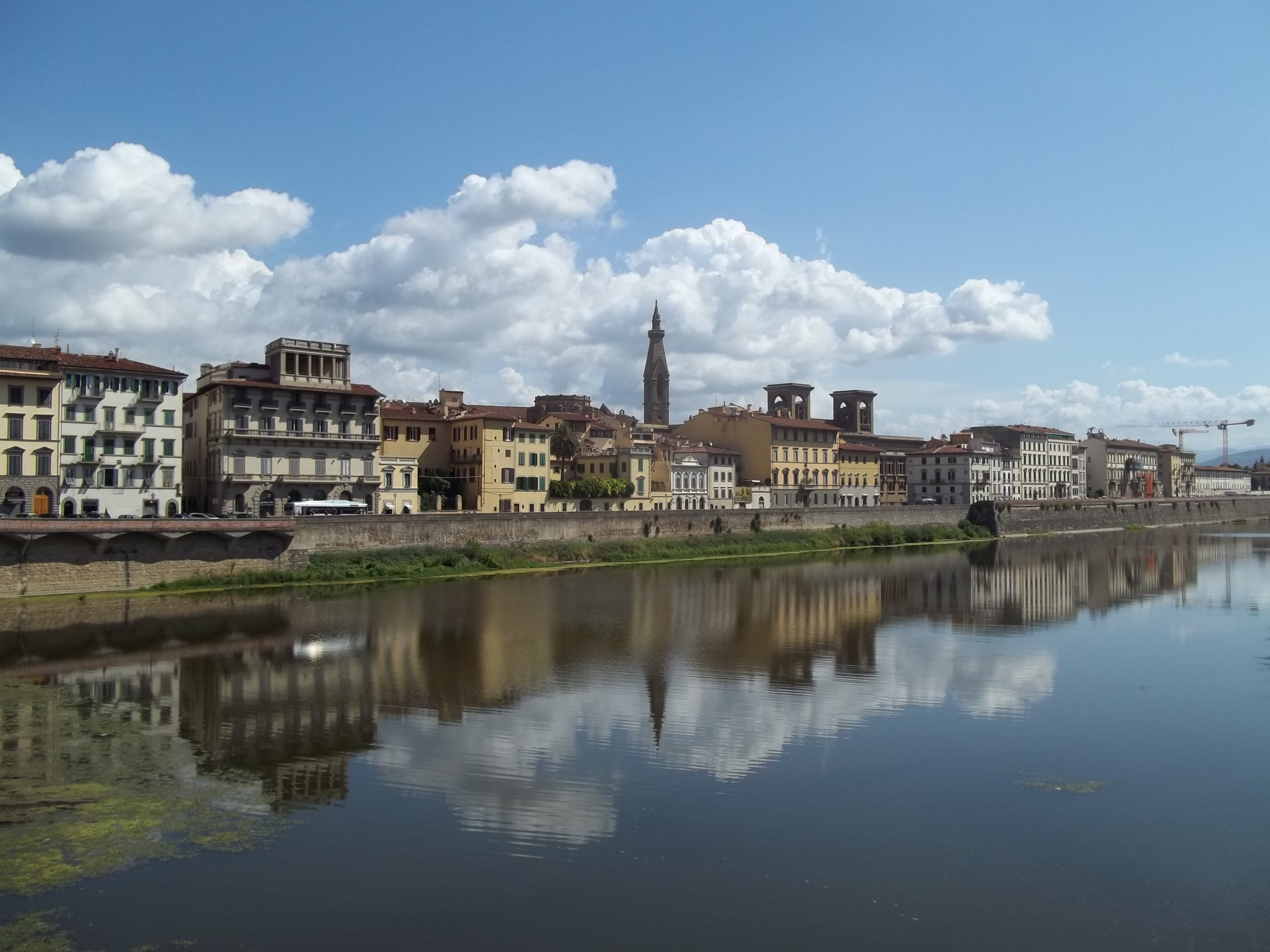 Sunset Florence: 7 Best spots to watch the magical Florence sunset 10 Photo of the view of the bank of the Arno River in Florence from the Golden Bar during the day