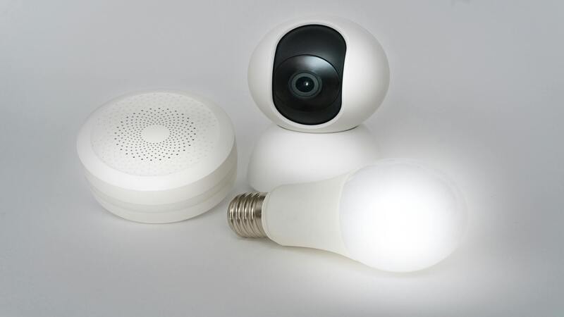 Smart home devices including a glowing E27 LED bulb