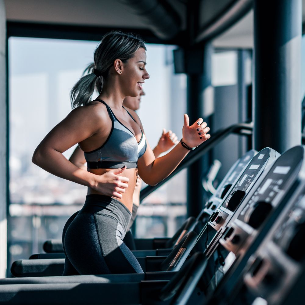 A person running on a treadmill, showing the fat burning metabolism that Emma supplement can help to activate.