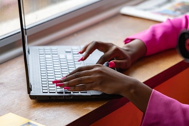 Personalfragebogen geöffnet auf dem Laptop in einem Meetingraum