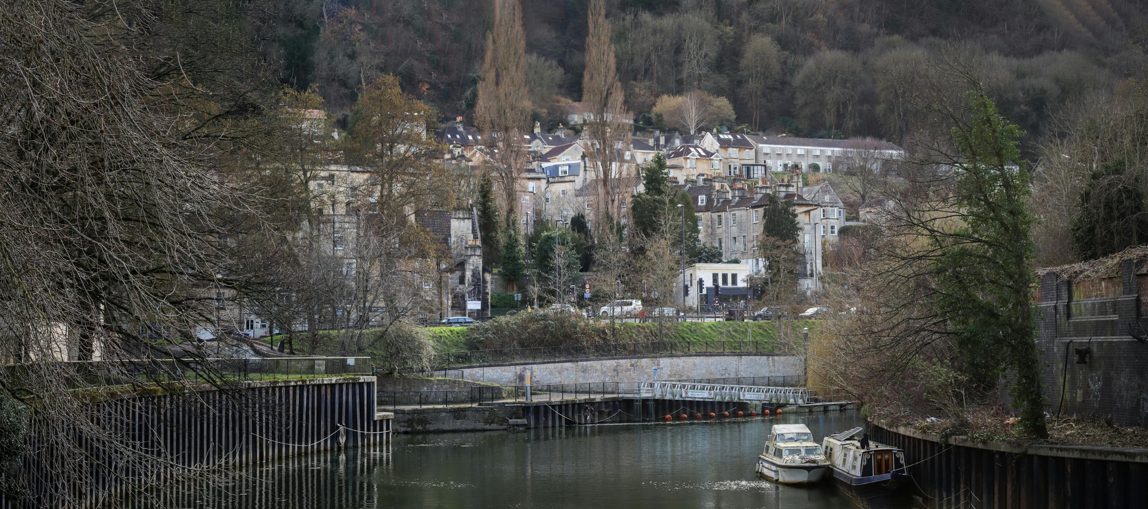 A panoramic view of Bath city center showcases the historic abbey surrounded by stunning Georgian architecture, reflecting the city's rich heritage. This picturesque scene highlights the charm of Bath, a place where expert mortgage advisers can provide helpful advice for first-time buyers and those seeking the best mortgage deal.