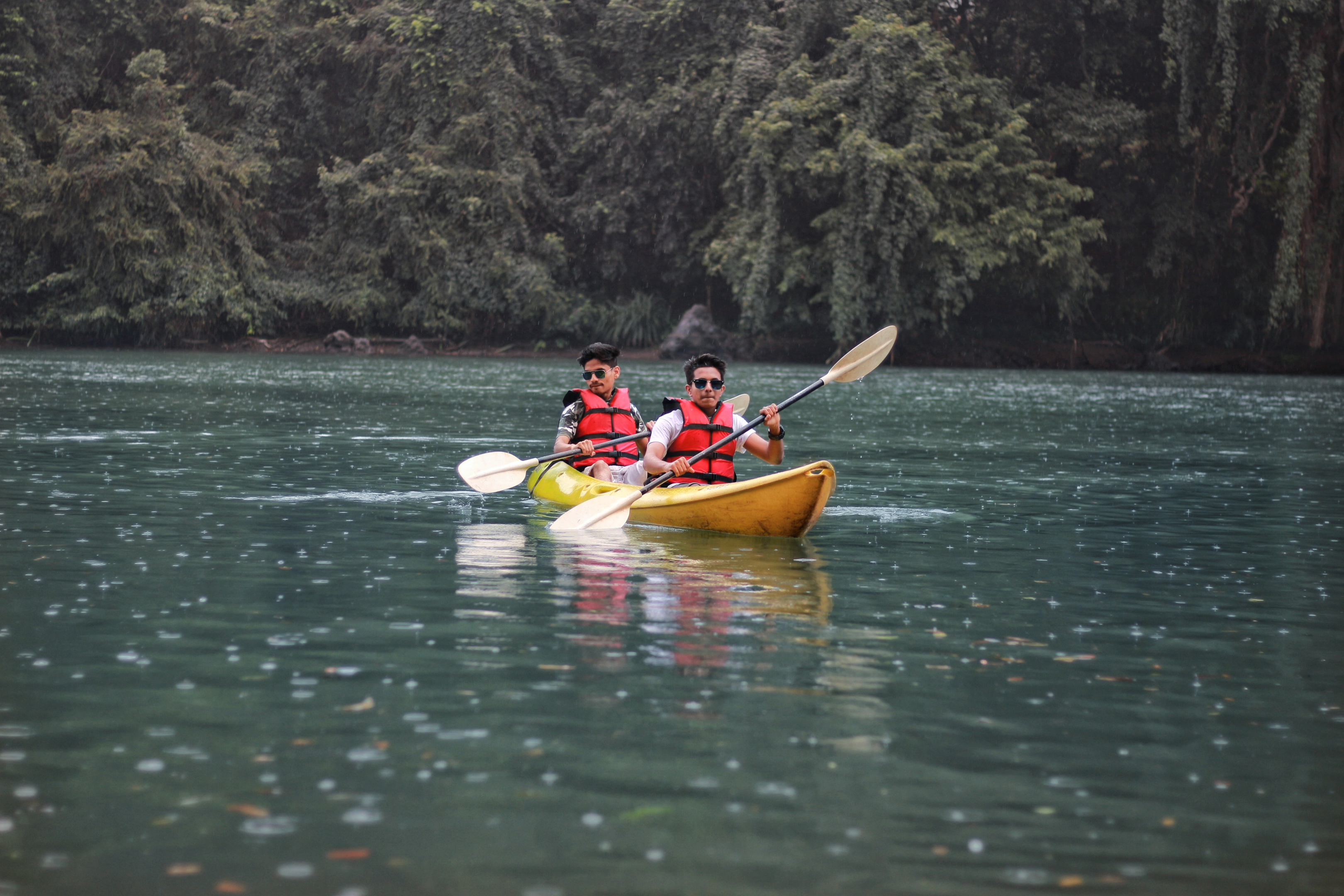 Dos personas en un kayak