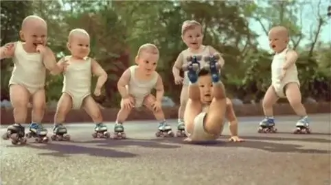 에비앙 롤러스케이트를 타는 아기들 영상
