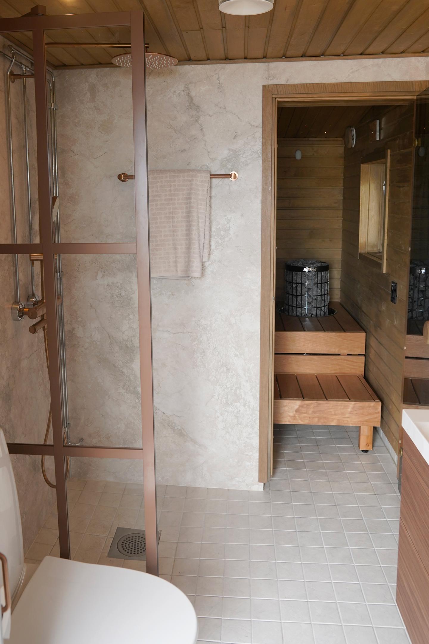 Pesuhuone ja sauna remontoitiin ylellisen tyylikkäiksi.