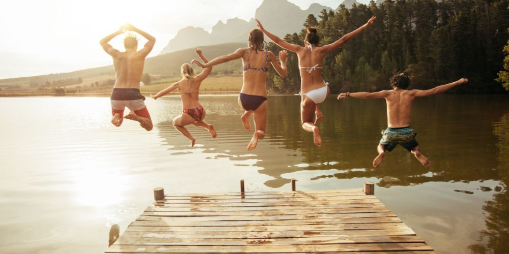 The Best Adirondack Vacation Rentals for Large Families and Groups of 10 or More! 7 Friends having fun at Lake George
