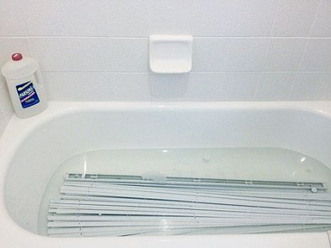 Clean Venetian blinds using your bathtub and cleaning solution