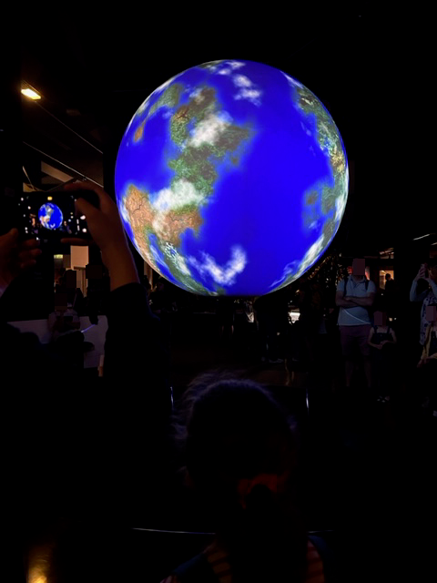 Planety w prezentacji na parterze muzeum nauki i techniki w Londynie