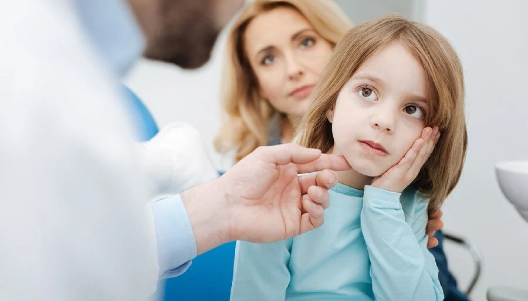 Barn undersøkes – vurdering ved akutte smerter og hevelse.