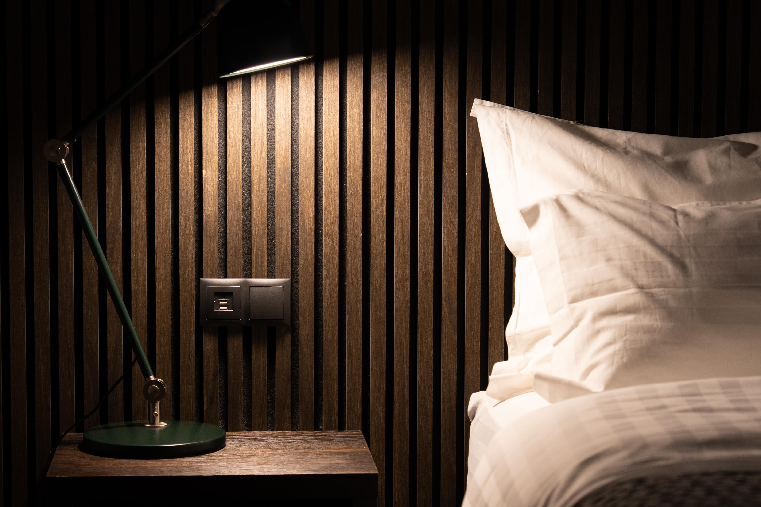 Tummaksi kuultomaalattu sisustuspaneeli tuo makuuhuoneeseen nykyaikaisen luonnonmukaisen tunnelman.