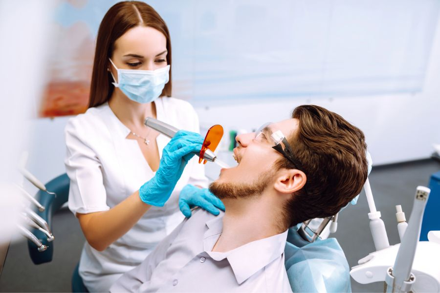 Przed rozpoczęciem leczenia kanałowego dentysta wykona prześwietlenie zęba w jamie ustnej