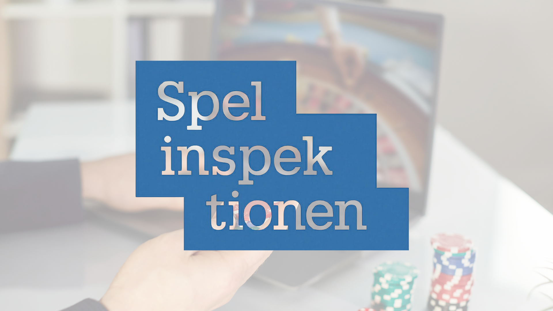 Spelinspektionens logotyp framför en suddig bakgrund med laptop och casinochips.