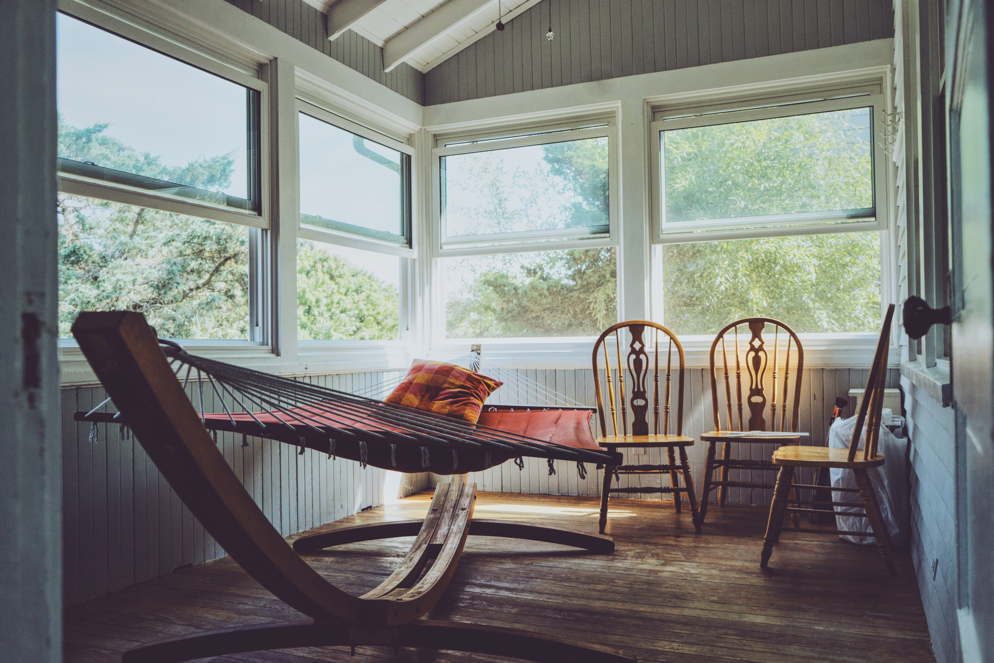 Furniture to hang: hammocks and hanging chairs also work on the balcony