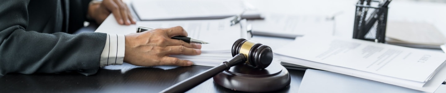  lawyer and a client shaking hands, symbolizing legal representation.