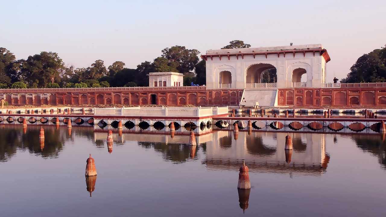 shalimar gardens, Lahore, Lake 