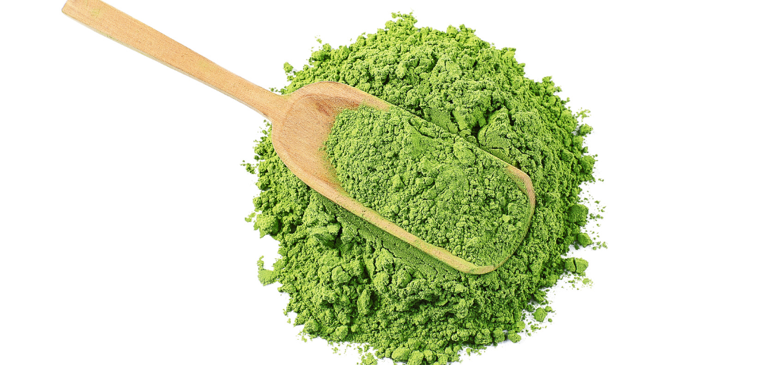 La poudre de Matcha est un thé délicat, vert vif, riche en nutriments et délicieux.
