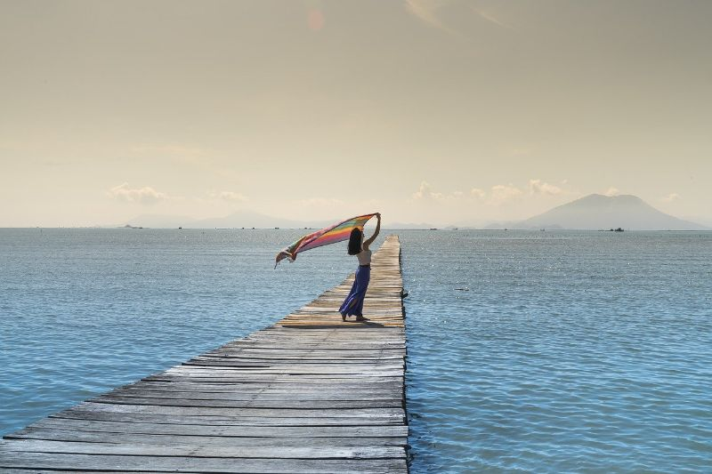 12 Totally Awkward Solo Travel Situations & How to Cope 9 Solo lady traveler