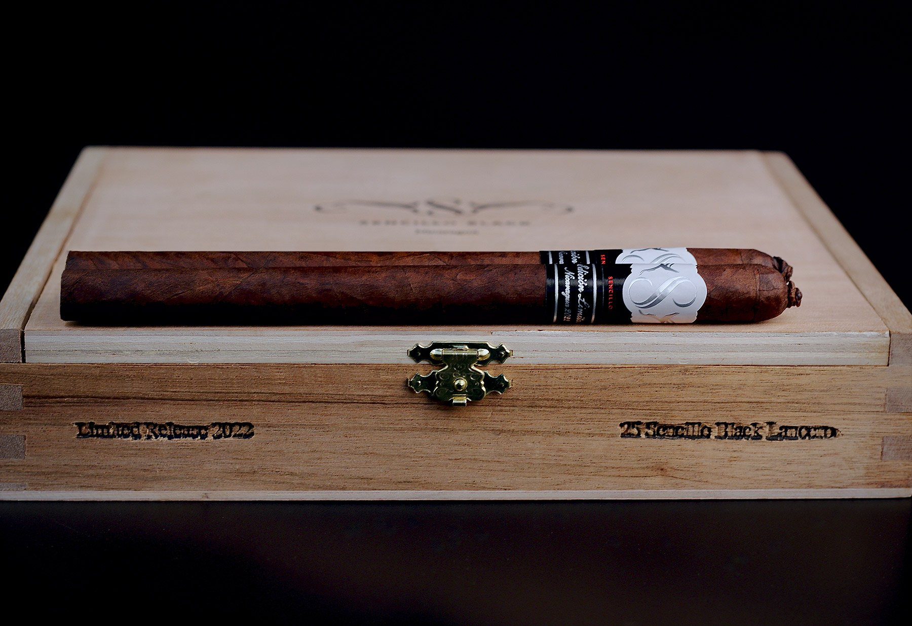 A Sencillo Platinum cigar, the first release of the Sencillo brand with a Habano de Jamastran tobacco and a smooth, leathery taste