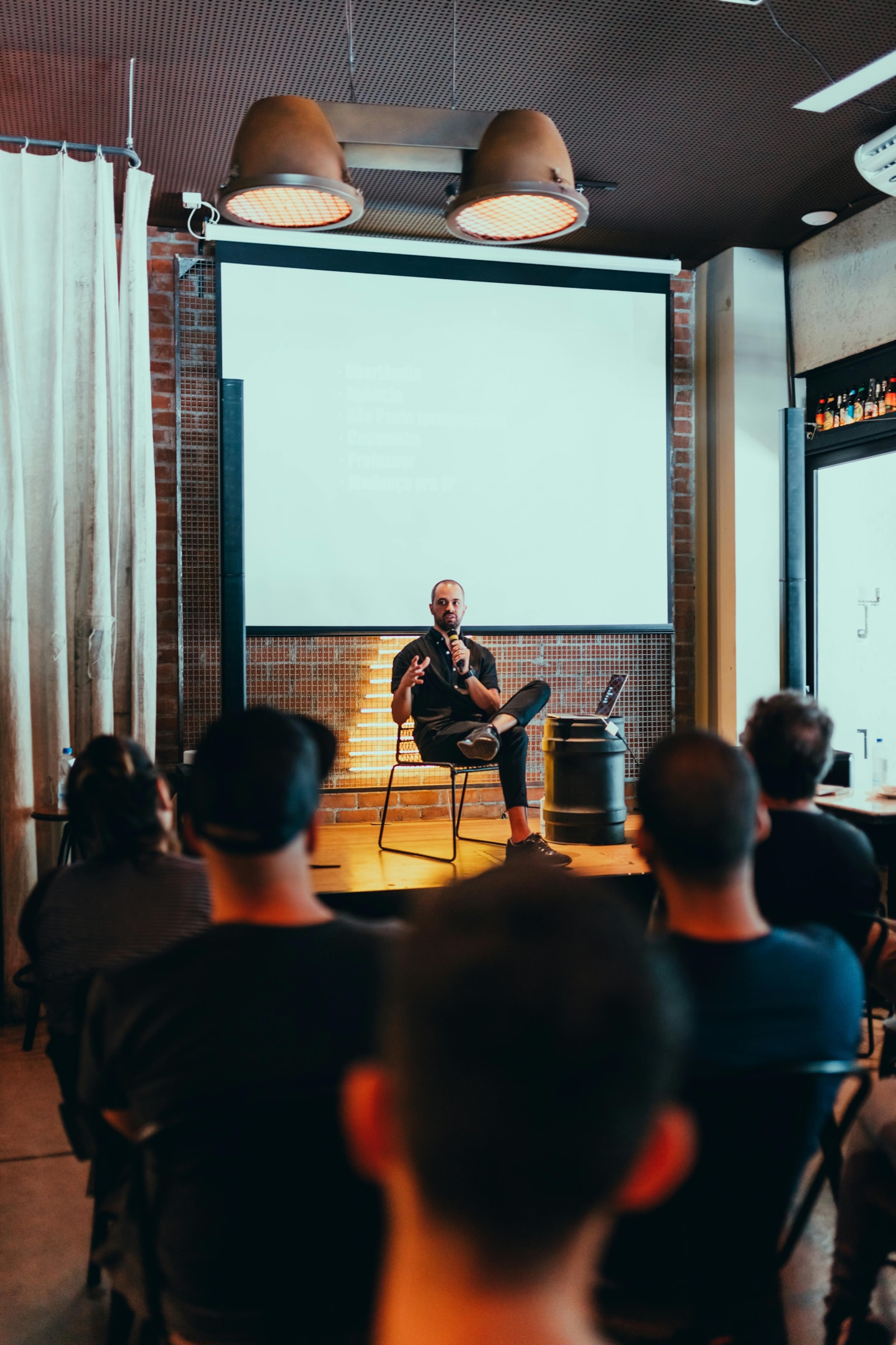 Real estate investor speaks at seminar of other professionals in the real estate industry.