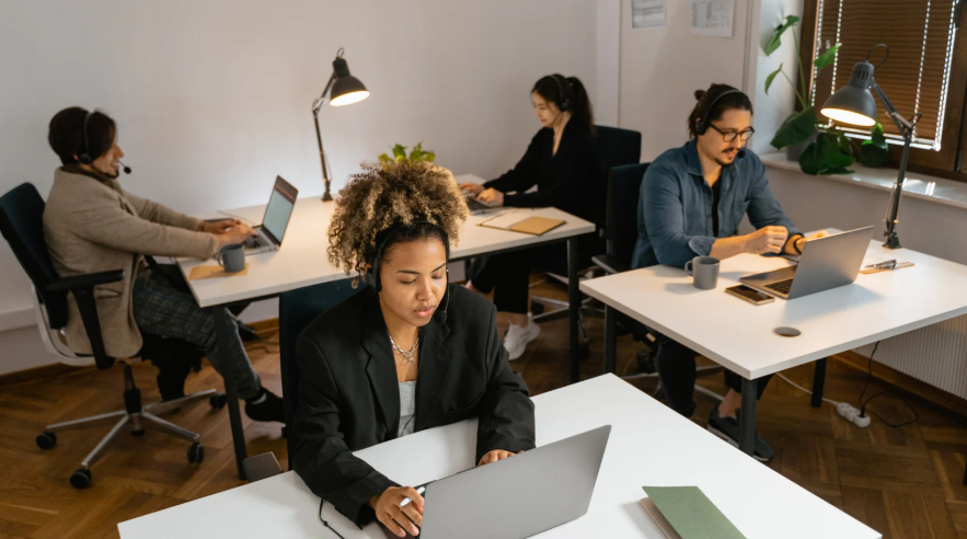 mniej czasu, Cold calling w praktyce – kontakt telefoniczny z potencjalnym klientem i budowanie relacji w sprzedaży B2B” „Rozmowa telefoniczna w cold callingu – jak pozyskiwać nowych klientów i zwiększać skuteczność sprzedaży” „Lead generation i cold calling – skuteczne techniki rozmowy z potencjalnym klientem” „Skuteczny cold calling – kontakt telefoniczny i pozyskiwanie nowych klientów w nowoczesnej sprzedaży”