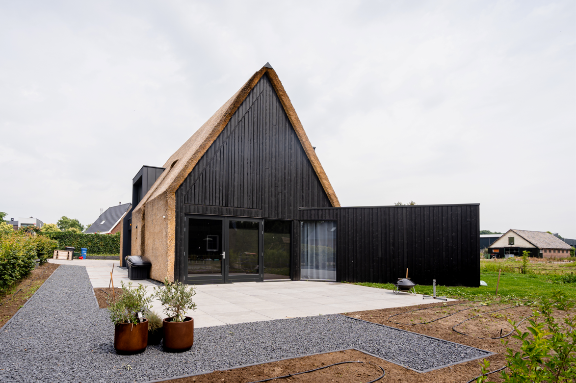 Thermory_Vivid_Opaque_thermo-spruce_D4_cladding_Black_Netherlands_Distribution&Photo_InterFaca