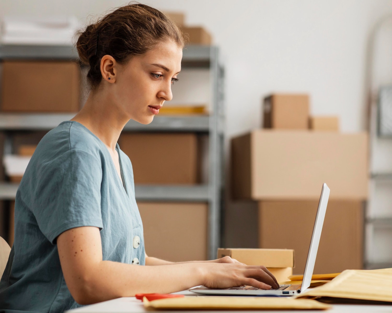 woman using the best dropshipping app for efficient order management