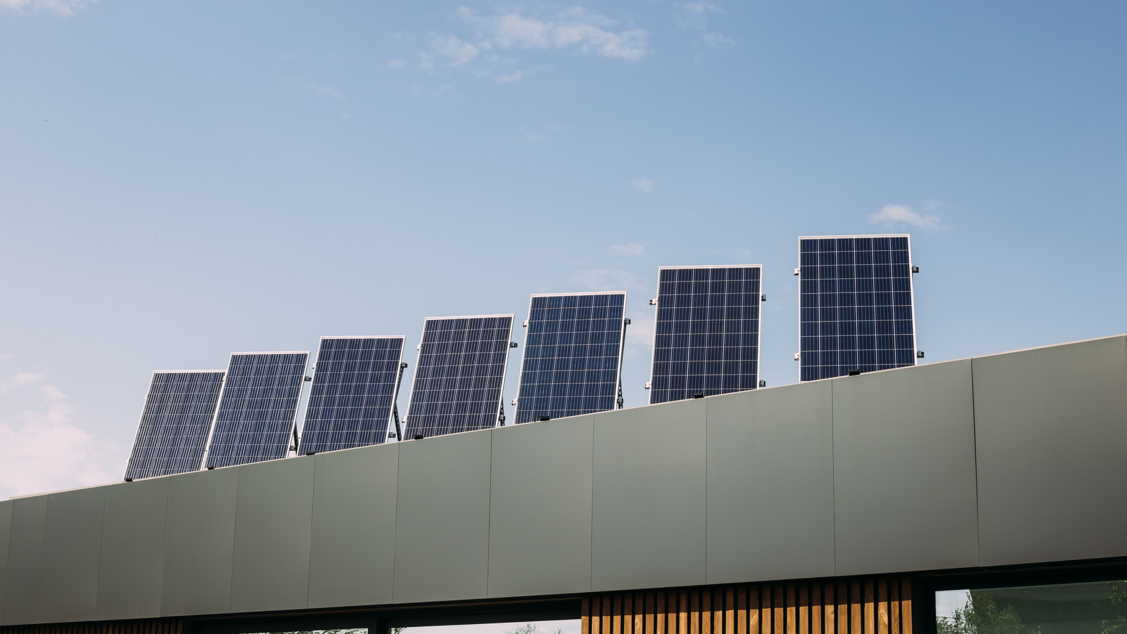 Nośność dachu ma znaczenie, jeśli planujemy oprzeć produkcję energii na panelach fotowoltaicznych.