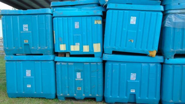 Insulated bulk containers for temperature-sensitive goods