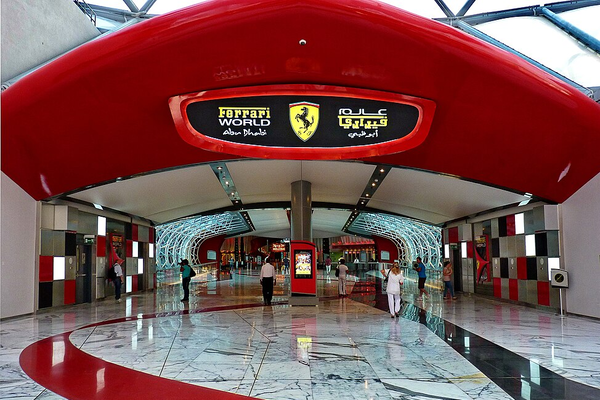 Ferrari World é uma ótima atração turística para conhecer em Abu Dhabi. A visita se complementa ao aspecto de luxo e velocidade da visita ao circuito de Yas Marina.