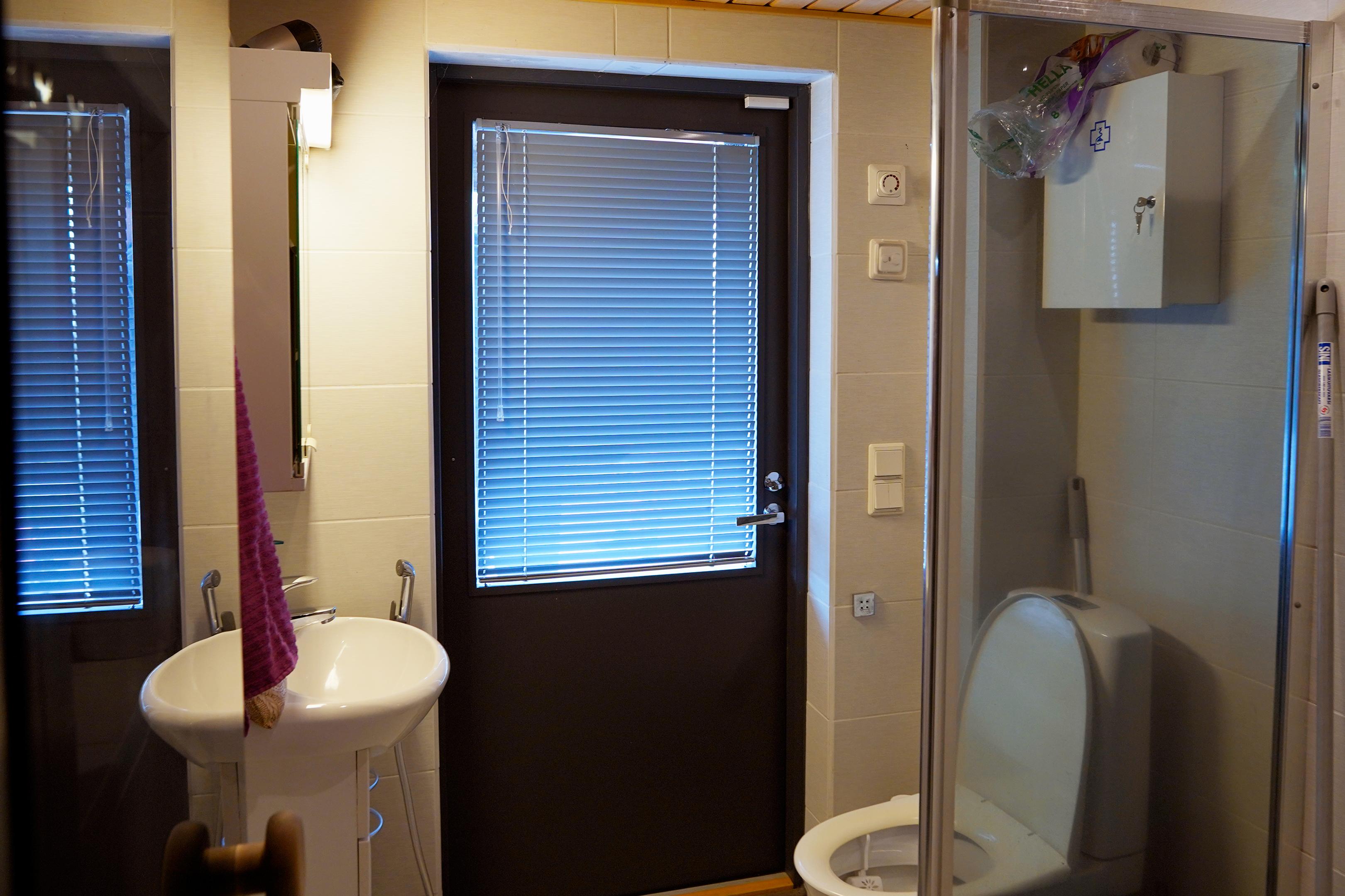 Pesuhuone on käytännöllinen ja hyväkuntoinen ennen remonttiin ryhtymistä.