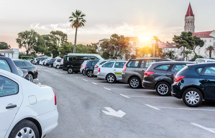 Who has the right of way when pulling out of a parking spot