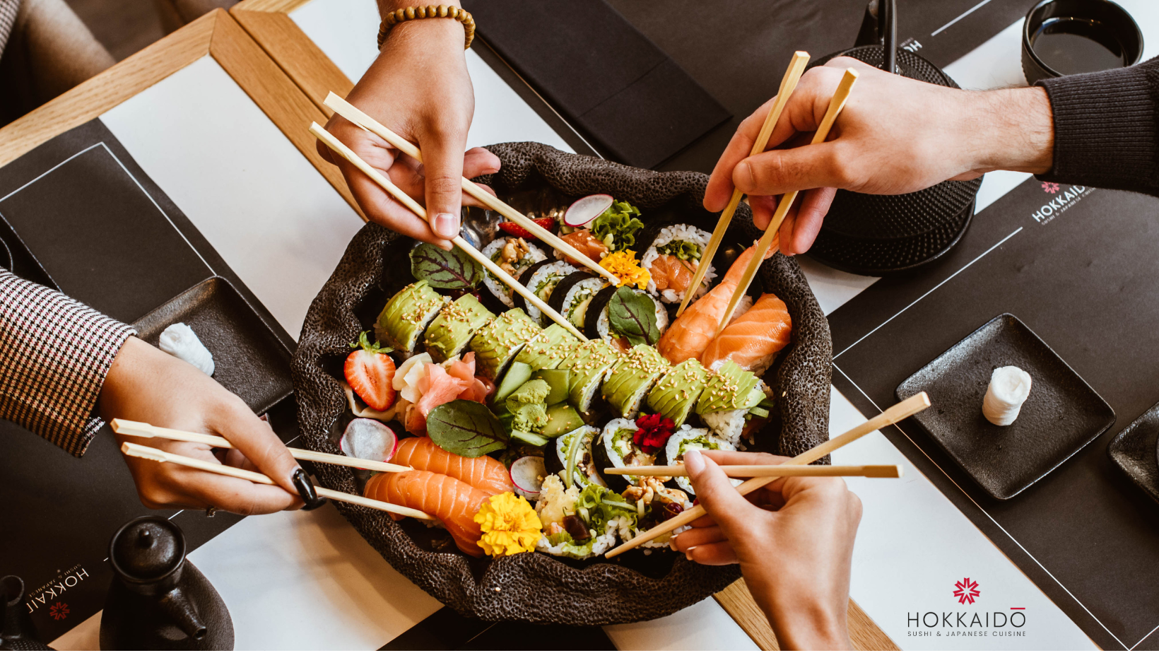 Efektownie prezentujące się kolorowe sushi