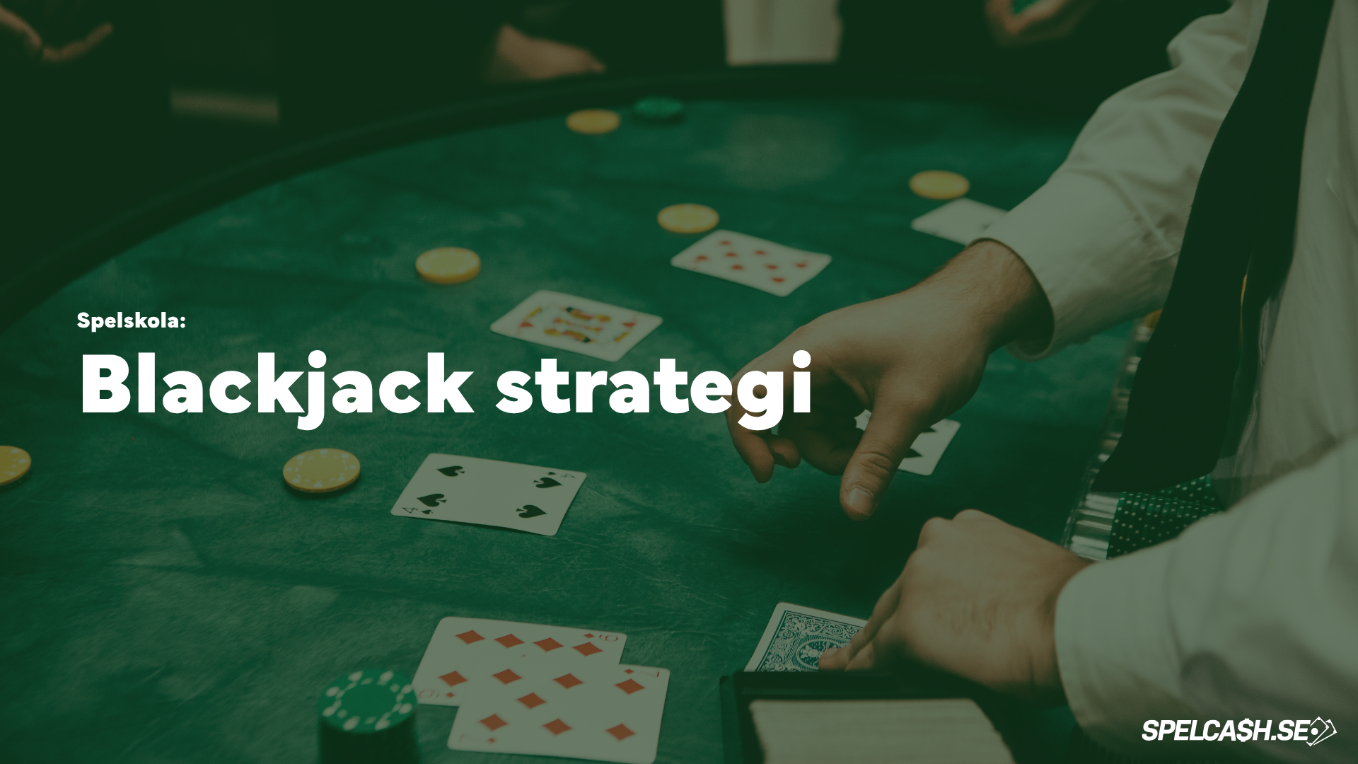 Dealer delar ut kort vid blackjackbord med texten “Blackjack strategi” över bilden.