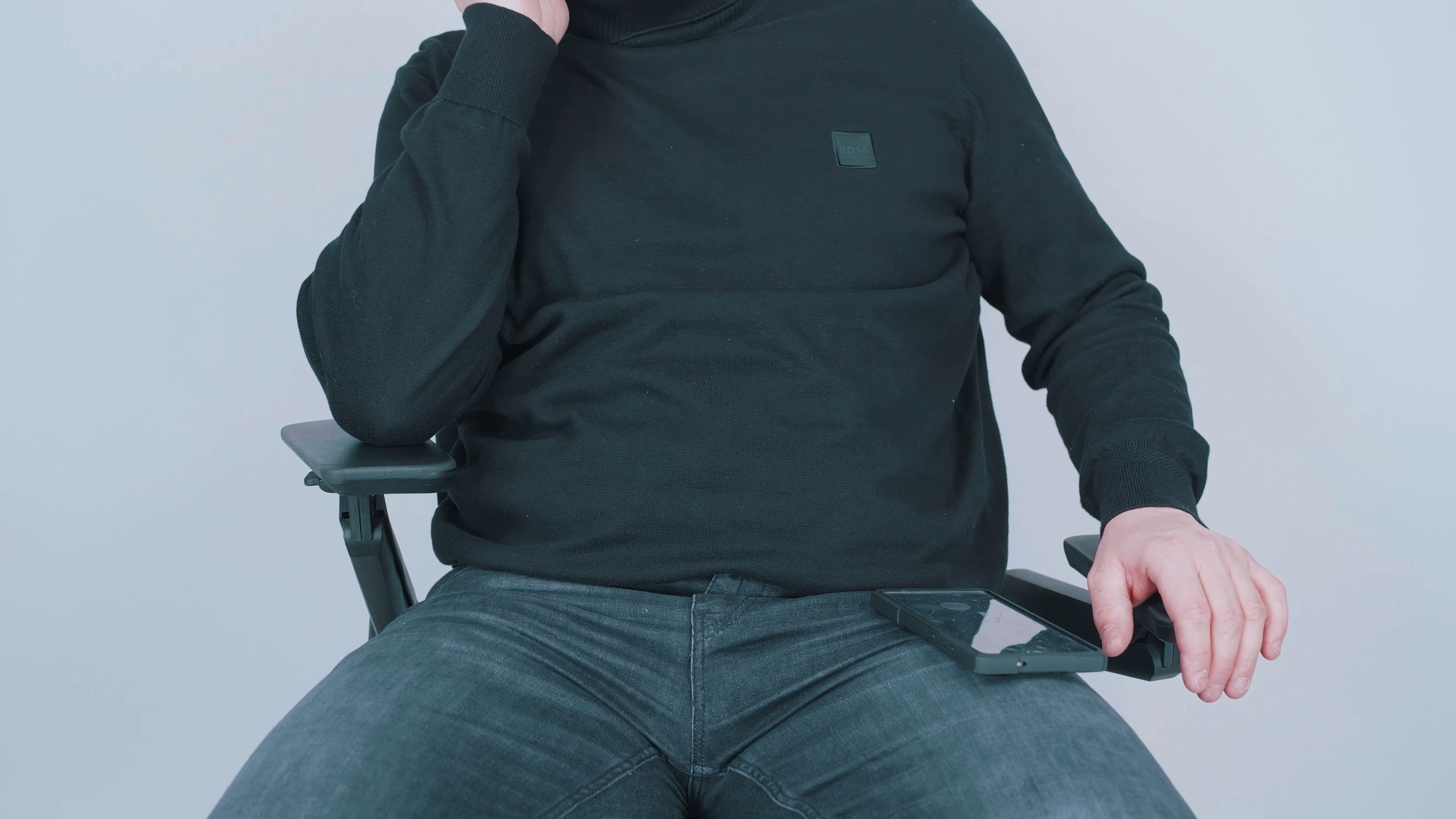 Steelcase Leap V2 vs Steelcase Gesture – który fotel ergonomiczny wybrać? 5 Podłokietniki w Steelcase Gesture. Źródło: Brastech