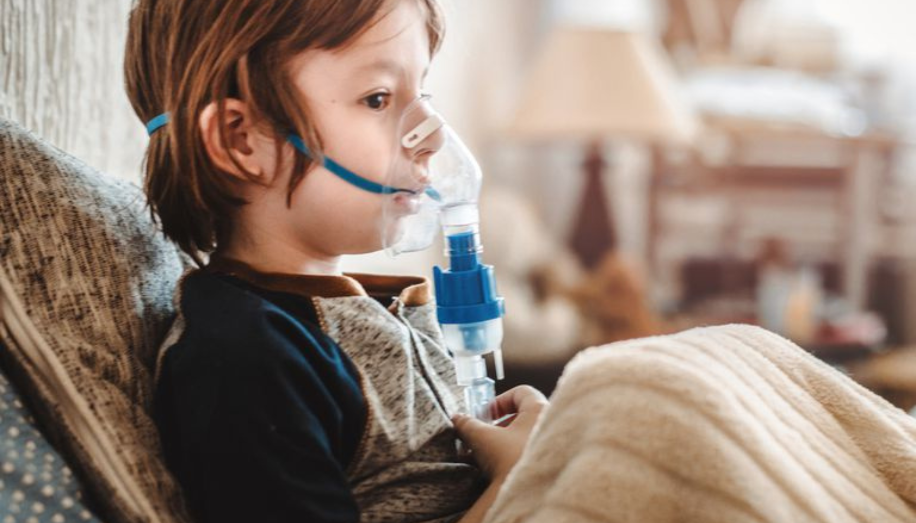 Barn med forstøvermaske i rolig hjemmemiljø.