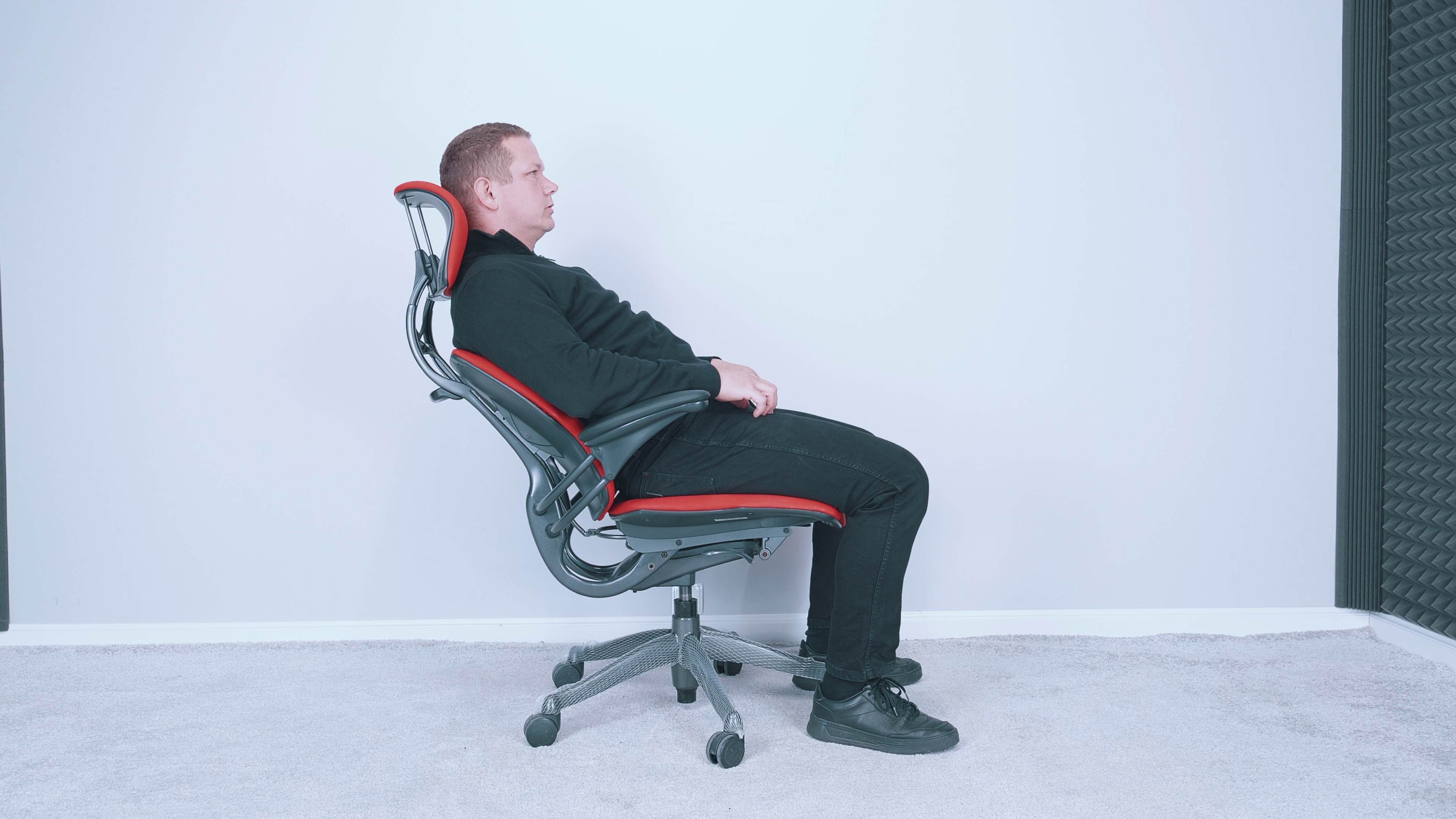 Fotel biurowy z zagłówkiem – czy naprawdę jest niezbędny do pracy? 6 Praca w Humanscale Freedom z Zagłówkiem. Źródło: Brastech