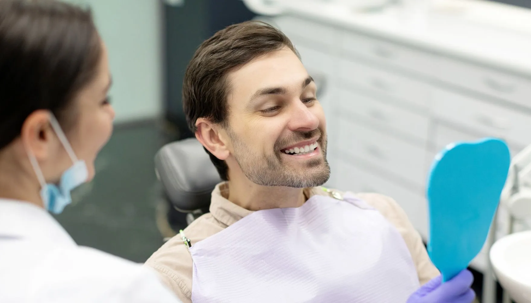 "Smilende mann i tannlegestol ser i speil mens tannlege i maske smiler ved siden av." stress langvarig stress opplever stress fysisk og psykisk psykisk helse blant annet mye stress kroppen mer stresset andre ofte stressende håndtere eksempel mye symptomer helse føre gjøre sykdom hjelp tanker fysisk tid gjør opplever føler får situasjonen psykisk hjelpe negative person god øker mindre påvirke situasjoner fysiske langvarig angst derimot viktig fleste store reaksjoner går flere godt personer grad under større ulike kommer redusere sammen fører livet psykiske trenger aktivitet del igjen samtidig annet stor forbundet reaksjon bedre litt sykdommer oppleve situasjon rekke lengre mens særlig gjennom