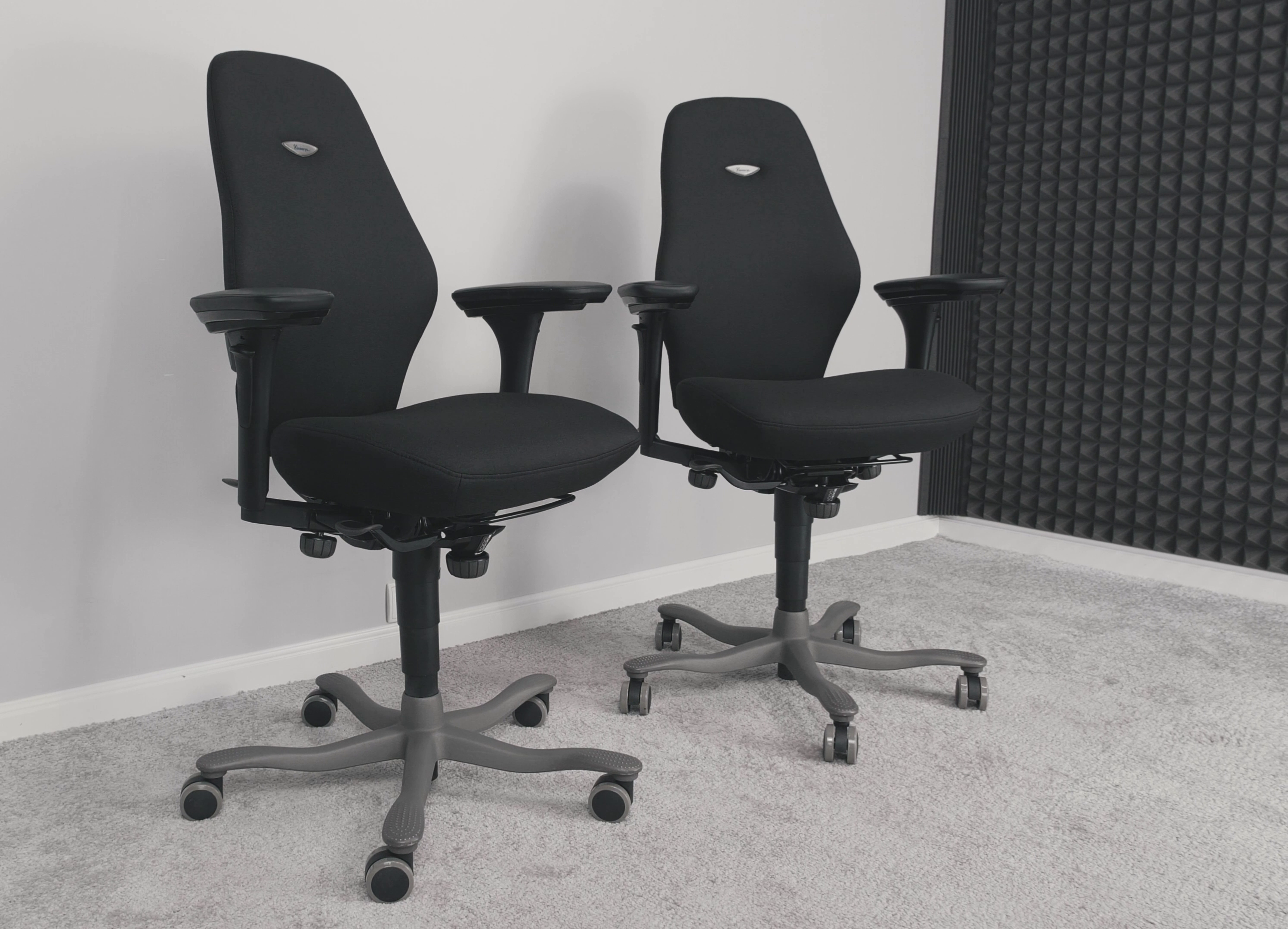 Free Float vs Synchrone – który mechanizm w fotelach Kinnarps wybrać? 1 Wizualne Porównanie Kinnarps 6000 Plus vs 8000 Plus. Źródło: Brastech