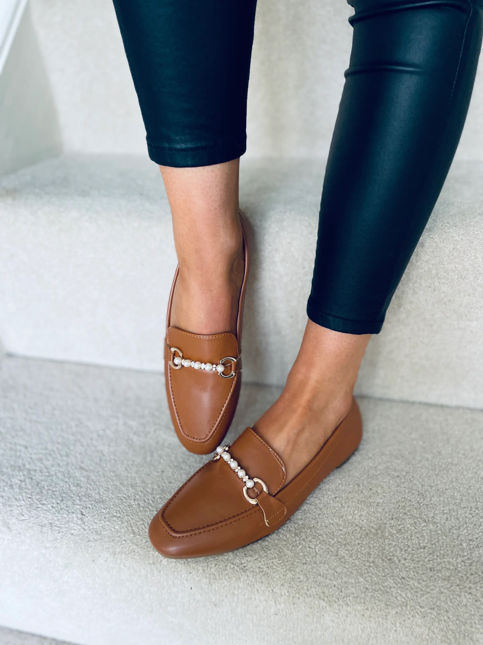 LALE LOOK - What foot wear goes best with leggings: heels