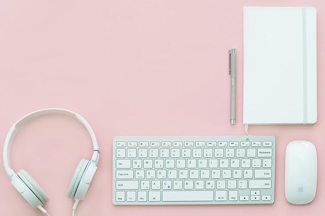 trascrivere, file audio o video, sbobinare, cuffie, computer, mouse, penna