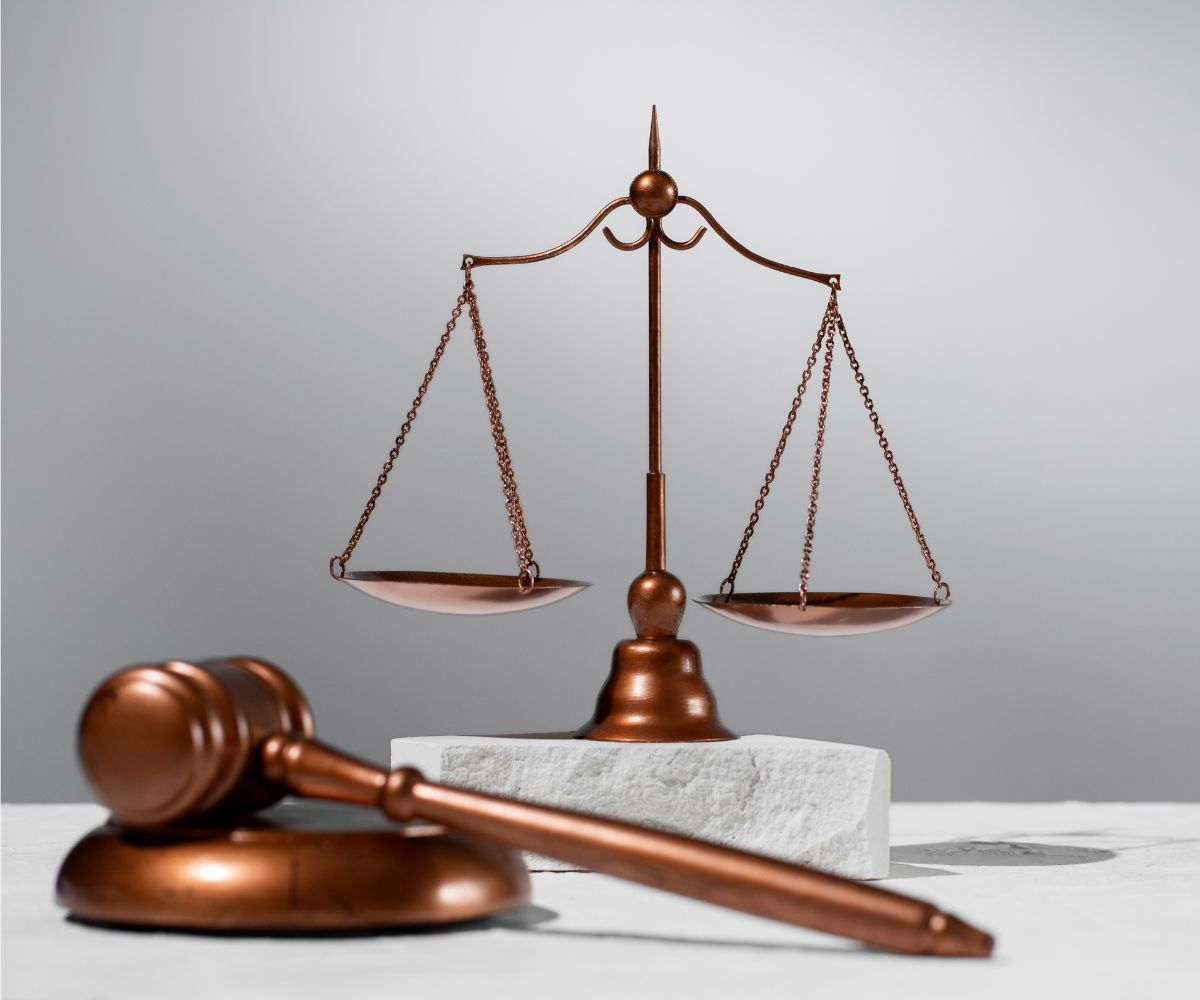legal scale and gavel